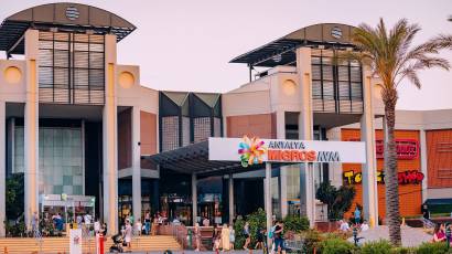 Atrium moderne et boutiques du centre commercial 5M Migros, centre commercial d’Antalya