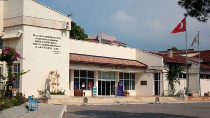 Façade extérieure du Musée archéologique d’Antalya sur le boulevard Konyaaltı