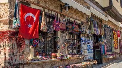 Étals d’épices et d’artisanat au bazar historique d’Antalya, atmosphère du marché de Kaleiçi