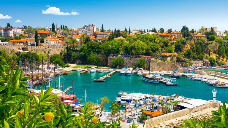 Port historique de Kaleiçi et panorama des monts Taurus à Antalya, image principale du guide de voyage