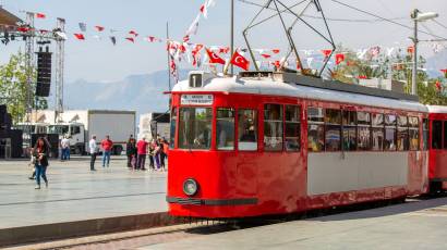 Tramway nostalgique d’Antalya près de Kaleiçi, transport public urbain