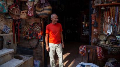 Échange chaleureux entre habitants d’Antalya et touristes dans une rue de Kaleiçi, expérience de vacances multilingue