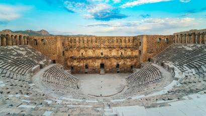 Bâtiment de scène et gradins du théâtre romain d’Aspendos, monument antique près d’Antalya