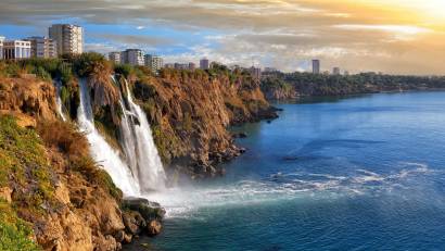 Cascade inférieure de Düden se jetant d’une falaise dans la Méditerranée, merveille naturelle d’Antalya