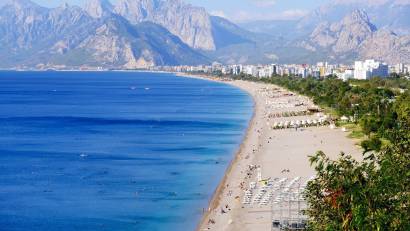 Plage de galets de Konyaaltı avec les monts Beydağları en arrière-plan, panorama côtier d’Antalya