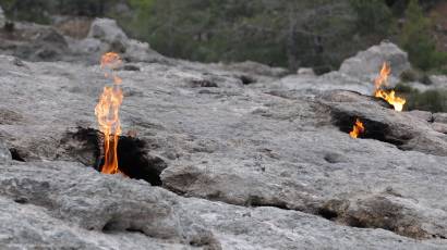 Flammes naturelles brûlant à flanc de montagne à Olympos Yanartaş, Çıralı à Antalya