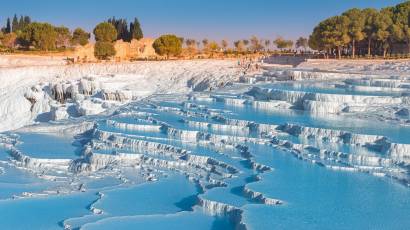 Terrasses blanches en travertin et eau thermale turquoise de Pamukkale, merveille naturelle de Denizli