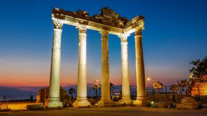 Colonnes du temple d’Apollon au coucher du soleil dans l’ancienne cité de Side, Antalya