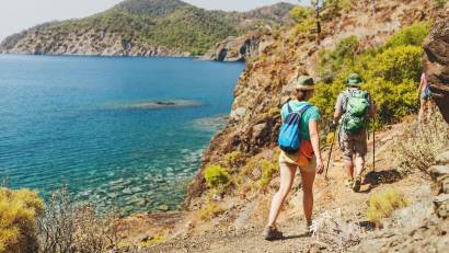 Sentier de randonnée dans les monts Taurus avec vue sur le pic Tahtalı, trekking nature à Antalya