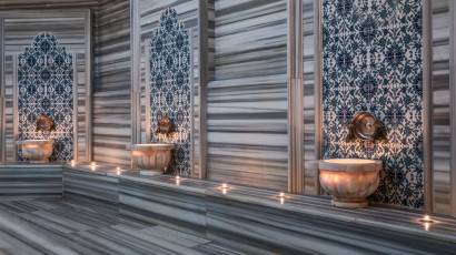 Hammam turc traditionnel avec plateforme centrale en marbre et plafond en dôme, expérience hammam à Antalya