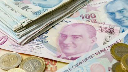 Billets et pièces de livre turque en gros plan, monnaie locale à Antalya